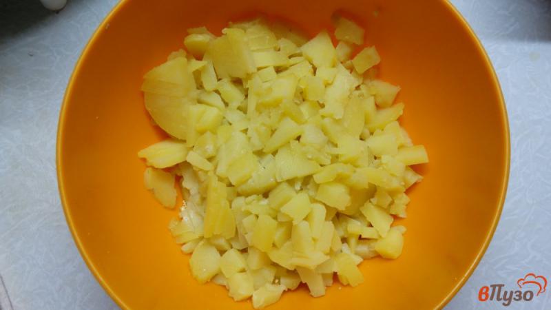 Фото приготовление рецепта: Салат Оливье в сырных тарталетках шаг №1