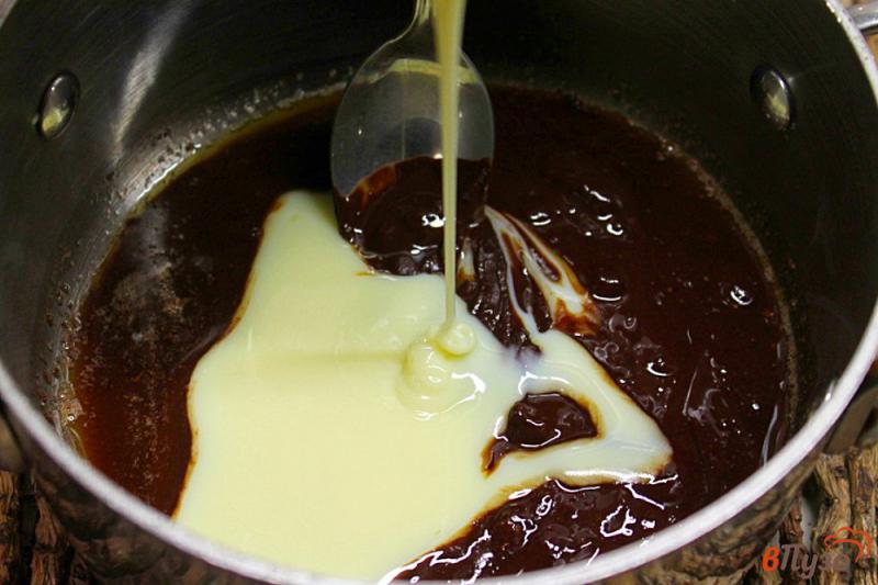 Фото приготовление рецепта: Молочный шоколад из какао-тертого и сгущенки, с малиной и орехами шаг №3