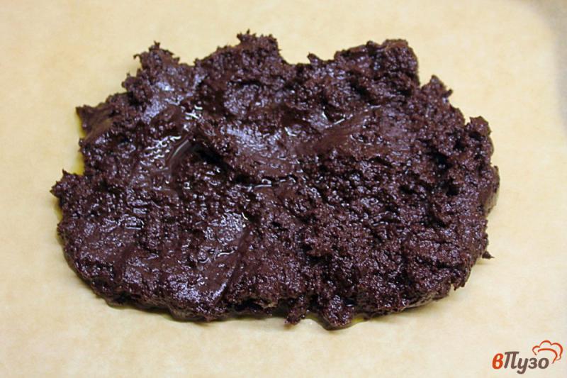Фото приготовление рецепта: Молочный шоколад из какао-тертого и сгущенки, с малиной и орехами шаг №4