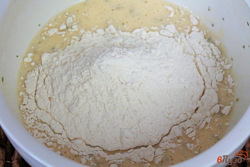 Фото приготовление рецепта: Кексы с грибами шаг №3