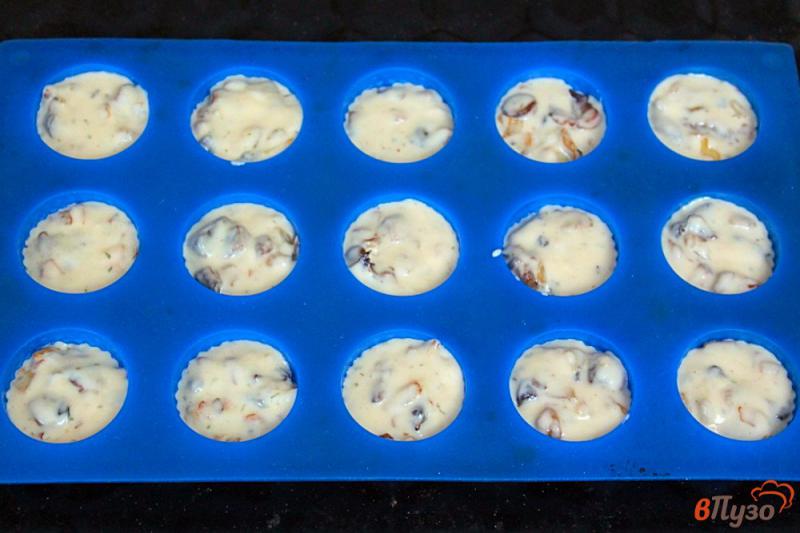 Фото приготовление рецепта: Кексы с грибами шаг №5