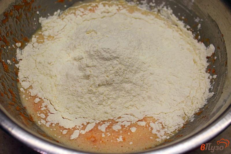Фото приготовление рецепта: Морковный пирог с семечками шаг №4