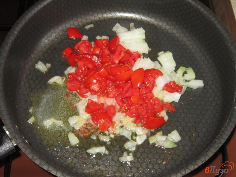 Фото приготовление рецепта: Омлет с сардельками и помидорами шаг №1