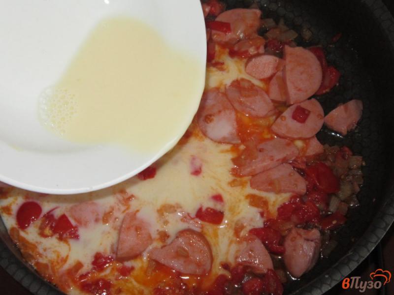 Фото приготовление рецепта: Омлет с сардельками и помидорами шаг №3
