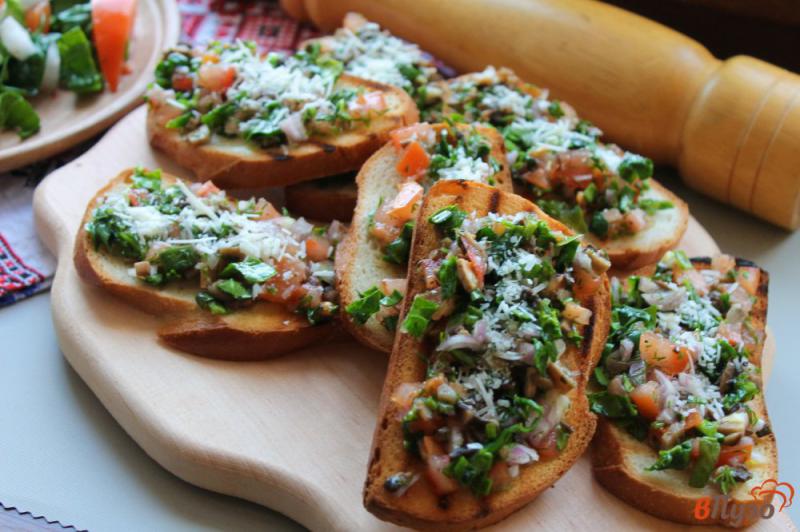 Фото приготовление рецепта: Бутерброды со шпинатом, грибами и помидорами шаг №7