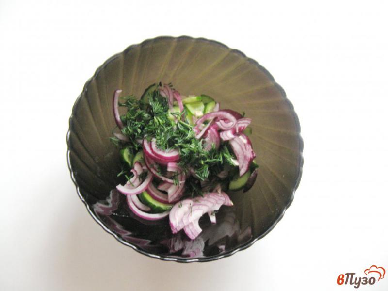 Фото приготовление рецепта: Салат из огурцов и красного лука шаг №3
