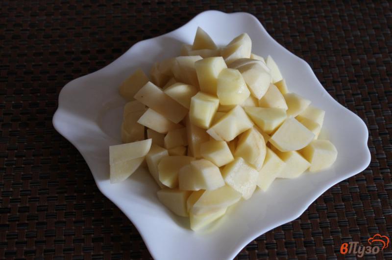 Фото приготовление рецепта: Картофельное пюре с зеленью, чесноком и жареным луком шаг №1