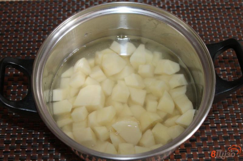 Фото приготовление рецепта: Картофельное пюре с зеленью, чесноком и жареным луком шаг №2