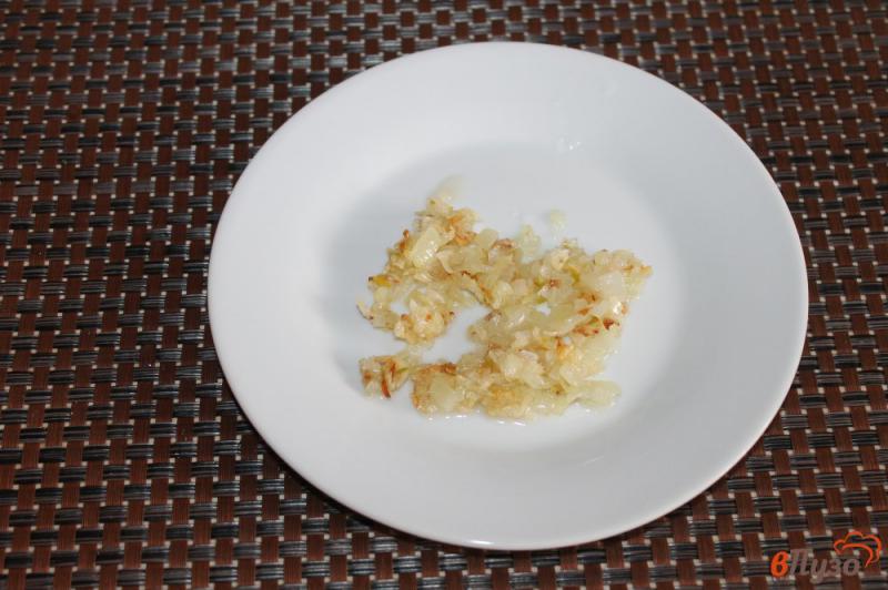 Фото приготовление рецепта: Картофельное пюре с зеленью, чесноком и жареным луком шаг №3
