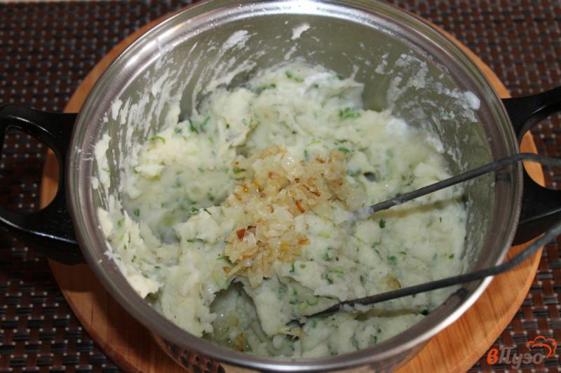 Фото приготовление рецепта: Картофельное пюре с зеленью, чесноком и жареным луком шаг №5