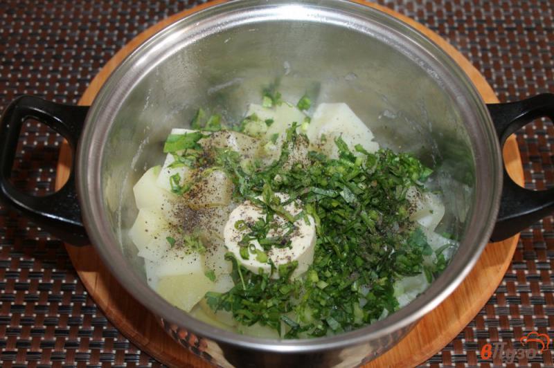 Фото приготовление рецепта: Картофельное пюре с зеленью, чесноком и жареным луком шаг №4