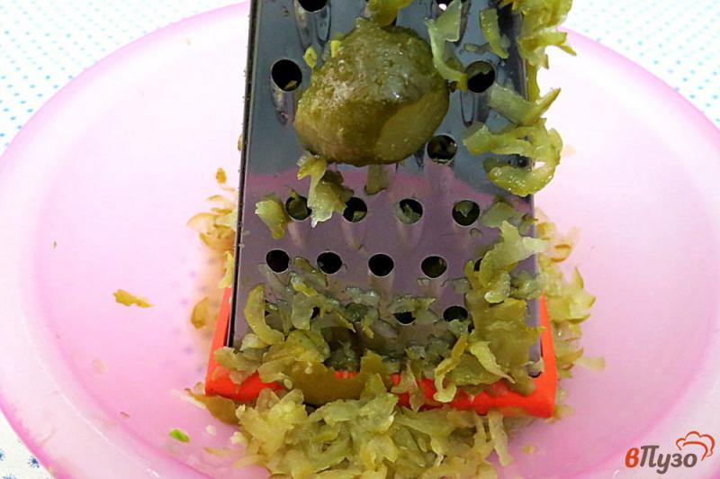 Фото приготовление рецепта: Рассольник с рисом, грибами и копчёной колбасой шаг №6