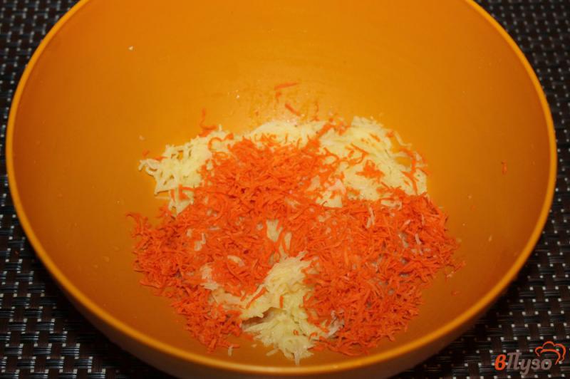 Фото приготовление рецепта: Картофельные драники с морковью и сельдереем шаг №2