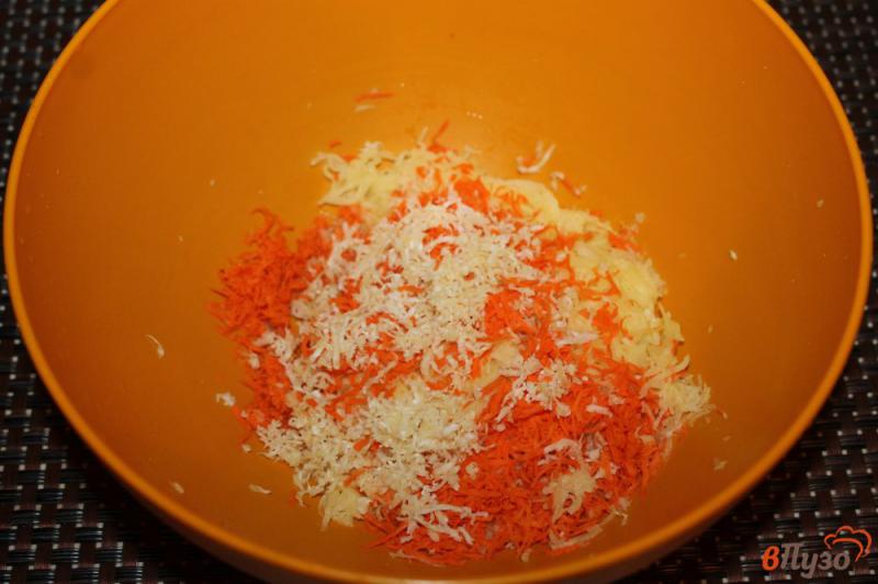 Фото приготовление рецепта: Картофельные драники с морковью и сельдереем шаг №3