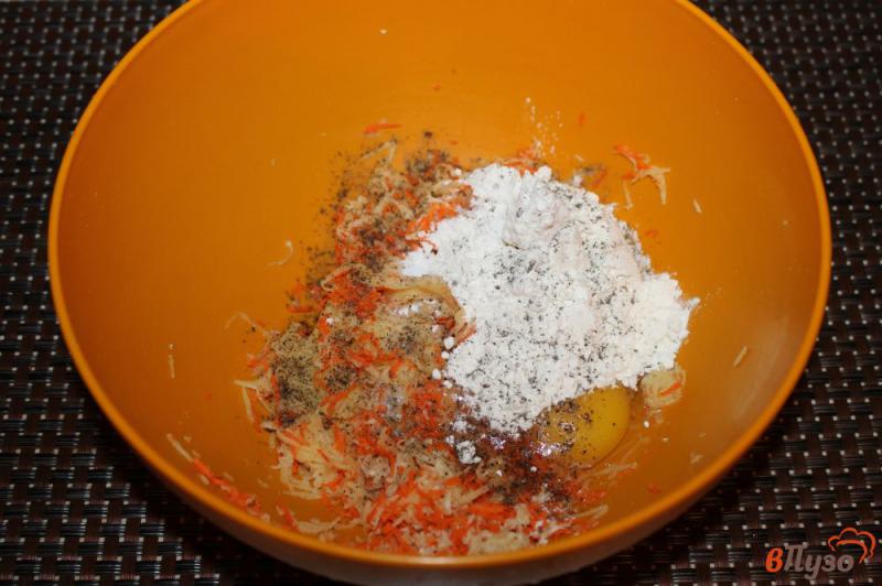 Фото приготовление рецепта: Картофельные драники с морковью и сельдереем шаг №4