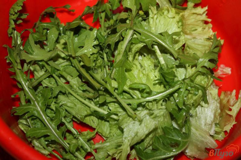 Фото приготовление рецепта: Зеленый салат с сыром, помидорами и грудкой шаг №1