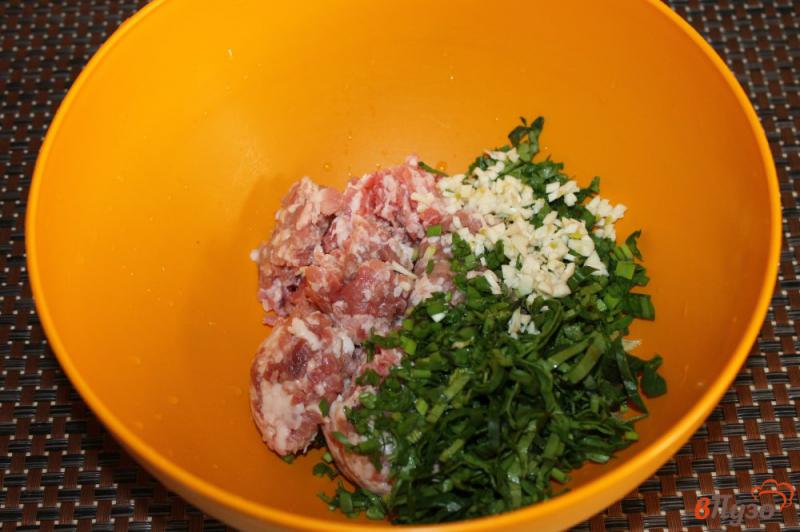 Фото приготовление рецепта: Свиные котлеты со шпинатом и зеленью шаг №3