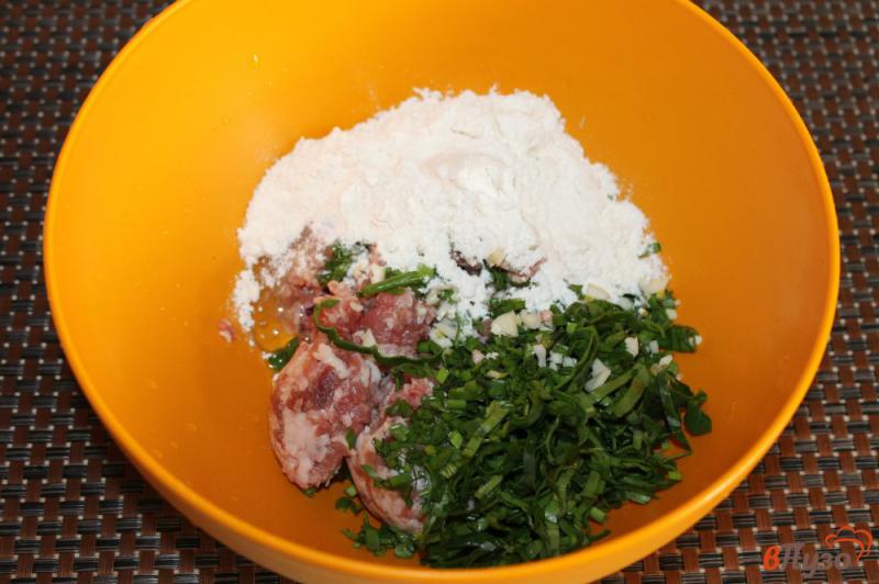 Фото приготовление рецепта: Свиные котлеты со шпинатом и зеленью шаг №4