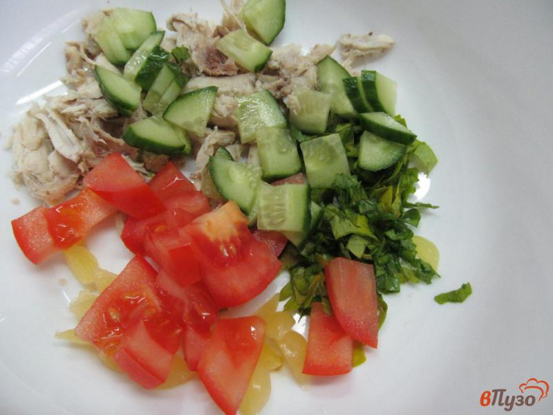 Фото приготовление рецепта: Овощной салат с вареной курицей и лепешкой шаг №3