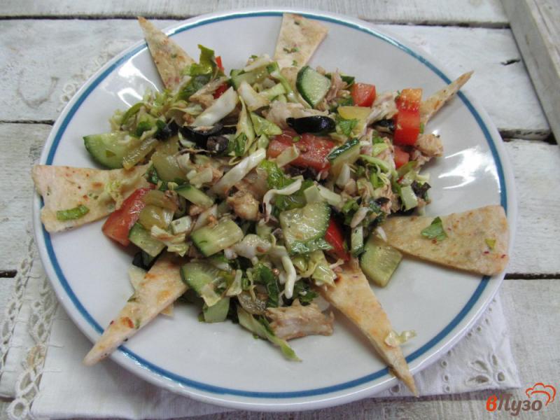 Фото приготовление рецепта: Овощной салат с вареной курицей и лепешкой шаг №6