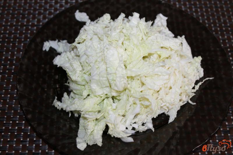 Фото приготовление рецепта: Салат из пекинской капусты с грибами, колбасой и соленым огурцом шаг №1