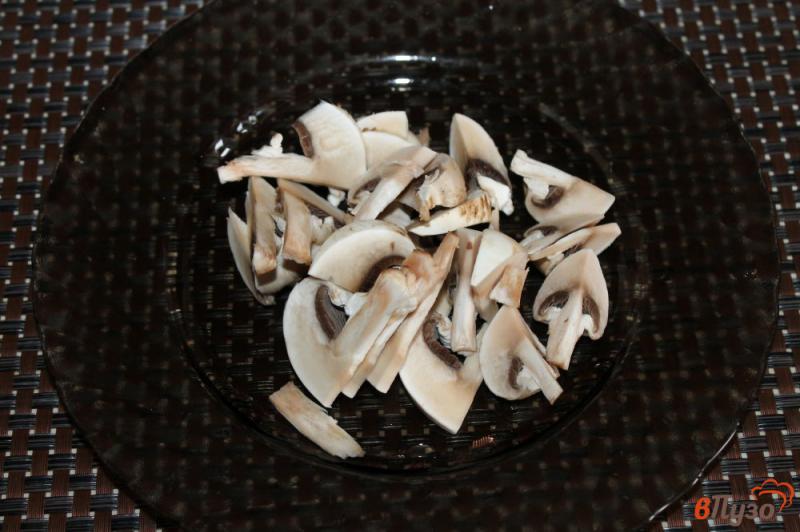 Фото приготовление рецепта: Салат из пекинской капусты с грибами, колбасой и соленым огурцом шаг №2