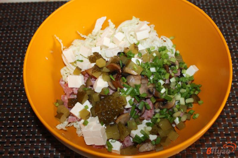 Фото приготовление рецепта: Салат из пекинской капусты с грибами, колбасой и соленым огурцом шаг №6