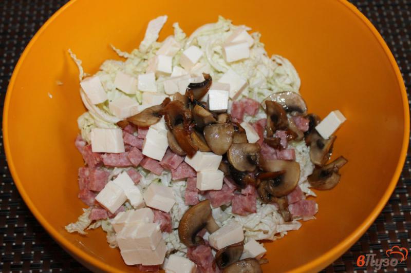 Фото приготовление рецепта: Салат из пекинской капусты с грибами, колбасой и соленым огурцом шаг №5