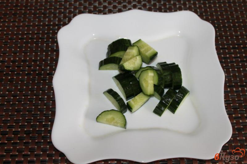 Фото приготовление рецепта: Салат из шпината с овощами и дайконом шаг №2