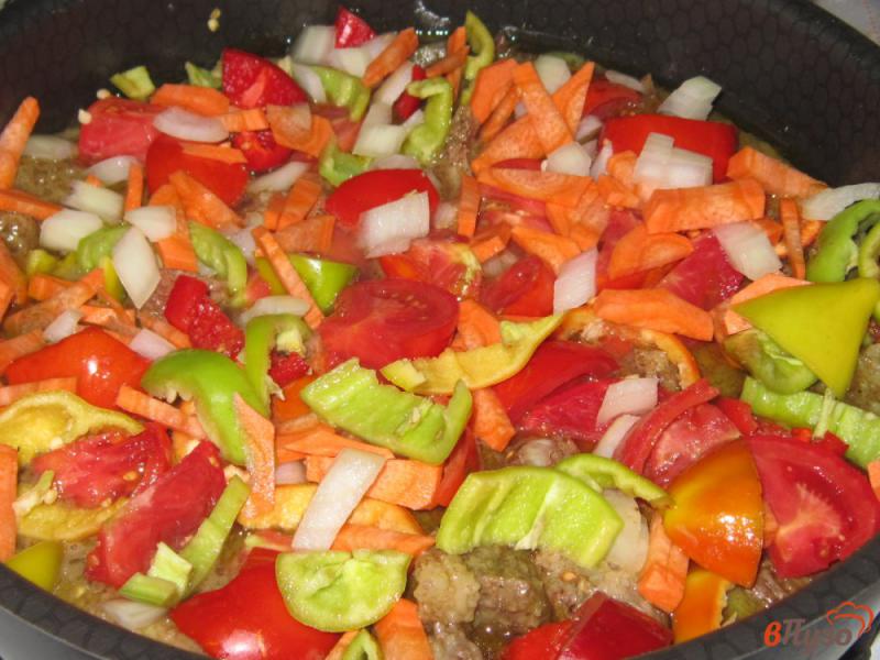 Фото приготовление рецепта: Гречка с говядиной и овощами шаг №4