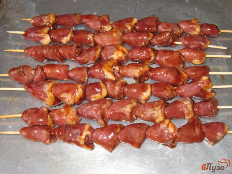 Фото приготовление рецепта: Шашлычки из куриных сердечек в соусе терияки в духовке шаг №5