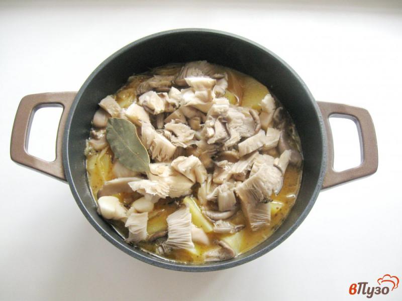 Фото приготовление рецепта: Картофель с капустой и грибами шаг №3