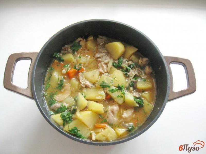 Фото приготовление рецепта: Картофель с капустой и грибами шаг №5