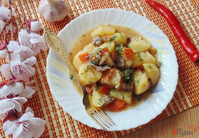 Фото приготовление рецепта: Картофель с капустой и грибами шаг №6