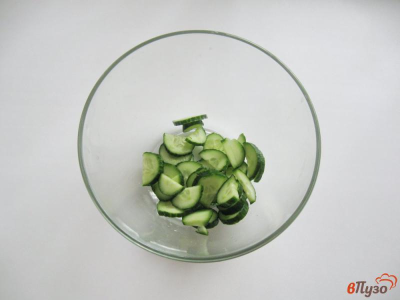 Фото приготовление рецепта: Салат с пекинской капустой, огурцами и красным перцем шаг №1