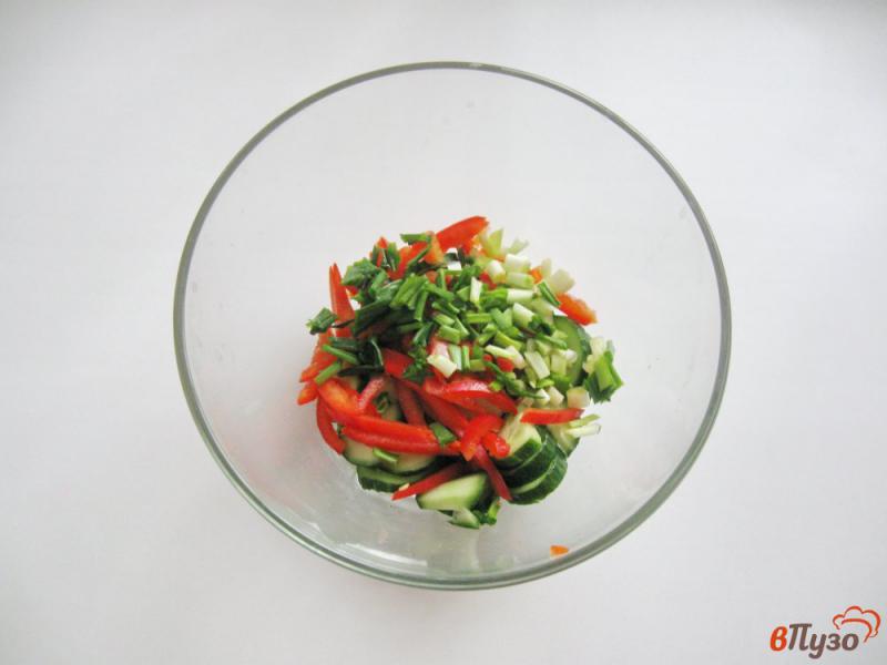 Фото приготовление рецепта: Салат с пекинской капустой, огурцами и красным перцем шаг №3