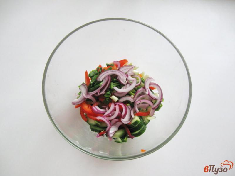 Фото приготовление рецепта: Салат с пекинской капустой, огурцами и красным перцем шаг №4
