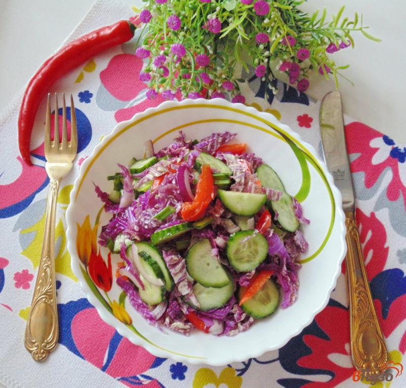 Фото приготовление рецепта: Салат с пекинской капустой, огурцами и красным перцем шаг №7