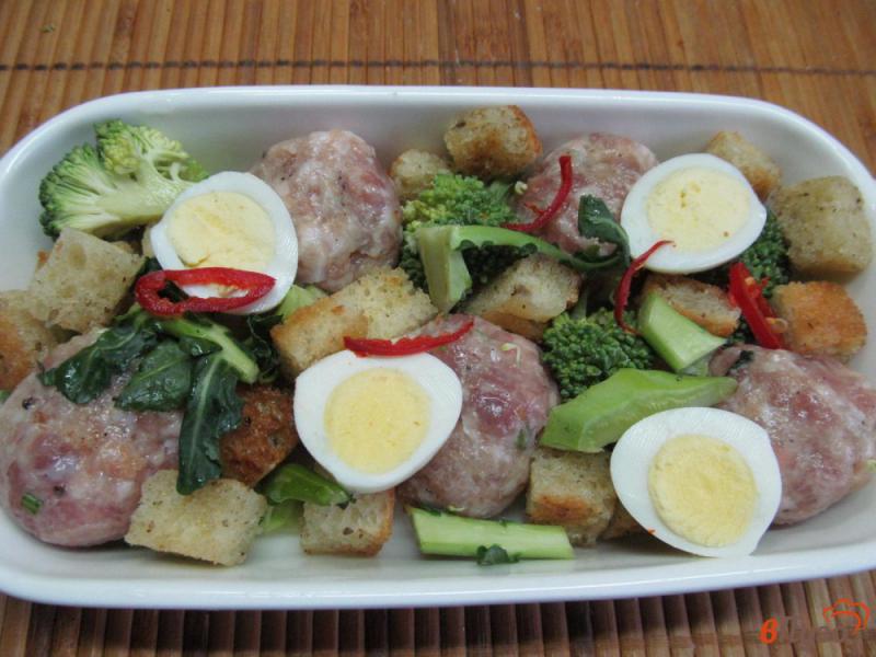 Фото приготовление рецепта: Запеченные фрикадельки с брокколи и сухариками шаг №2