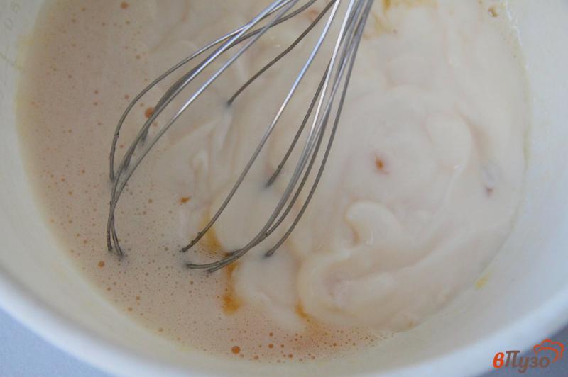 Фото приготовление рецепта: Сладкие оладьи с йогуртом шаг №2