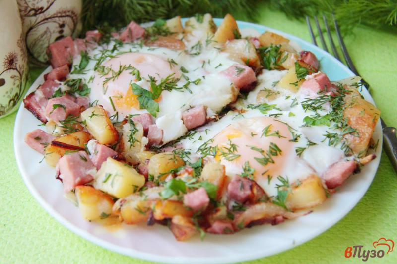 Фото приготовление рецепта: Яичница с картофелем и колбасой шаг №6