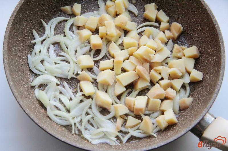Фото приготовление рецепта: Яичница с картофелем и колбасой шаг №2