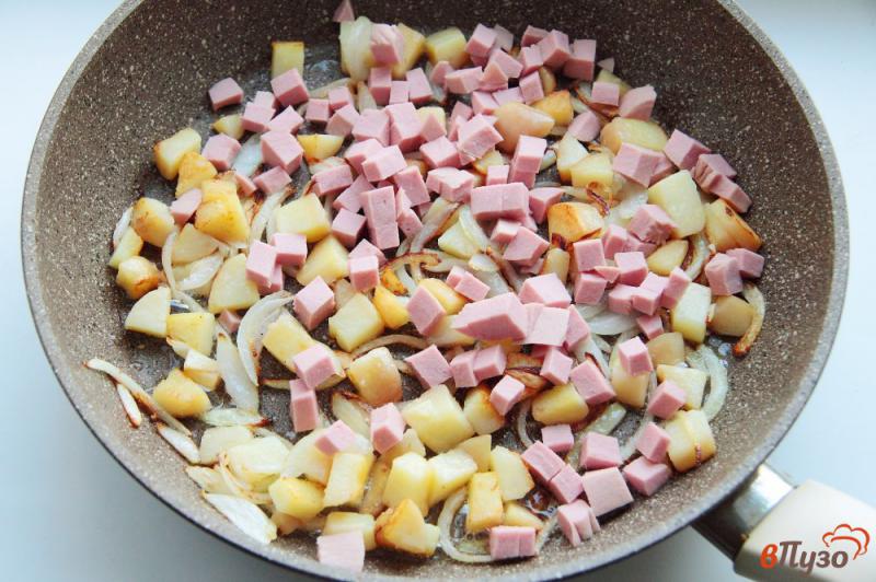 Фото приготовление рецепта: Яичница с картофелем и колбасой шаг №3