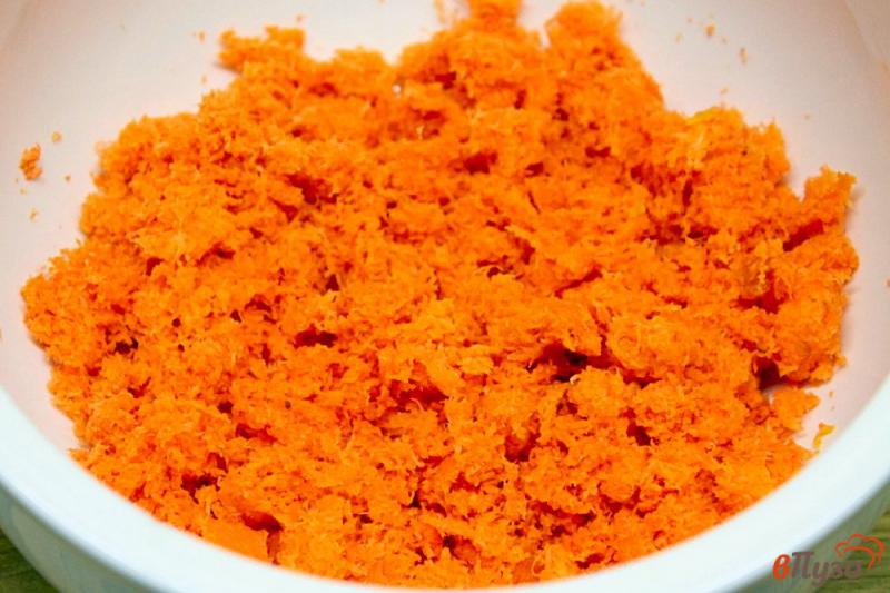 Фото приготовление рецепта: Морковный салат с изюмом и семечками шаг №1