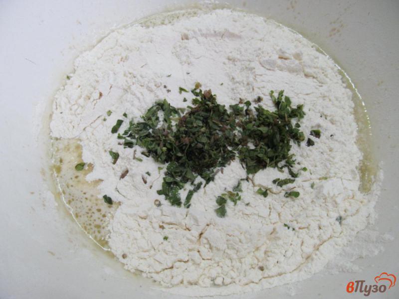 Фото приготовление рецепта: Белый хлеб с майораном шаг №3