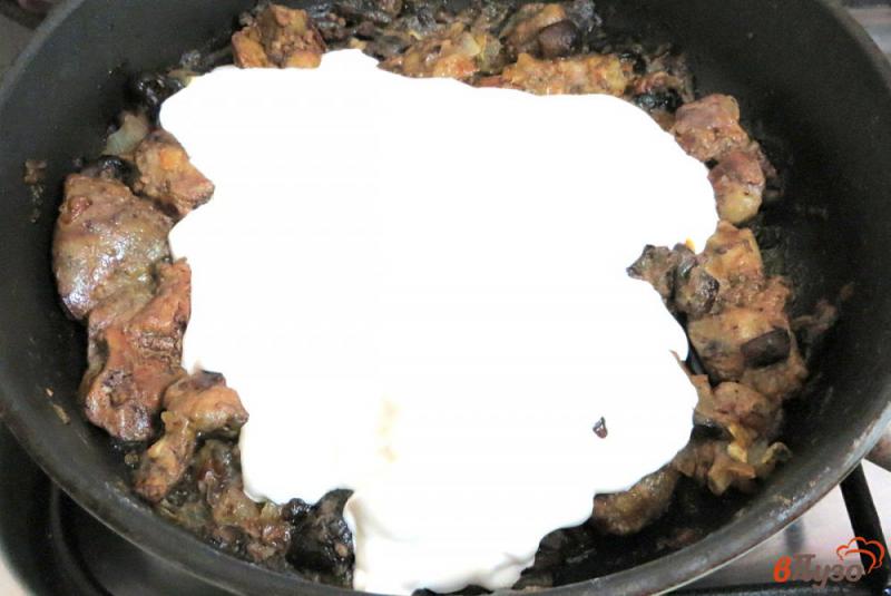 Фото приготовление рецепта: Печень с лесными грибами и сметаной шаг №7