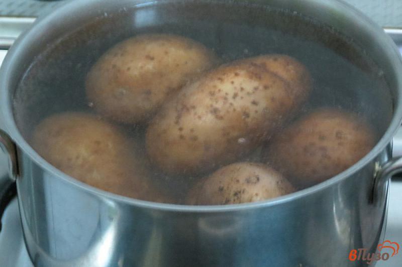 Фото приготовление рецепта: Картофель фаршированный печенью и грибами шаг №1