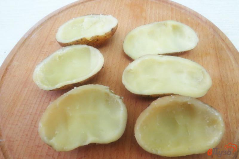 Фото приготовление рецепта: Картофель фаршированный печенью и грибами шаг №3
