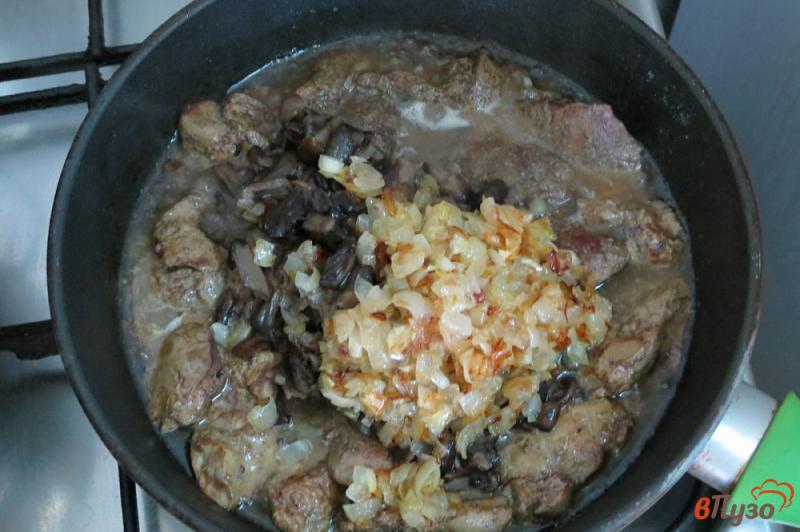 Фото приготовление рецепта: Картофель фаршированный печенью и грибами шаг №8