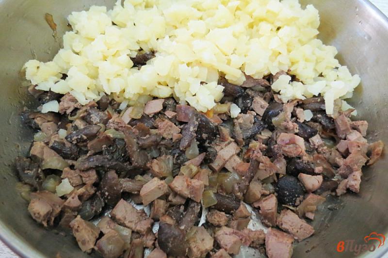 Фото приготовление рецепта: Картофель фаршированный печенью и грибами шаг №10